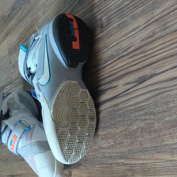 LeBron James Nike Basketball Shoes Limited Edition - Picture 7 of 8